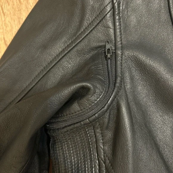 Women’s Harley Davidson, Black Leather Motorcycle Jacket with zip outlining